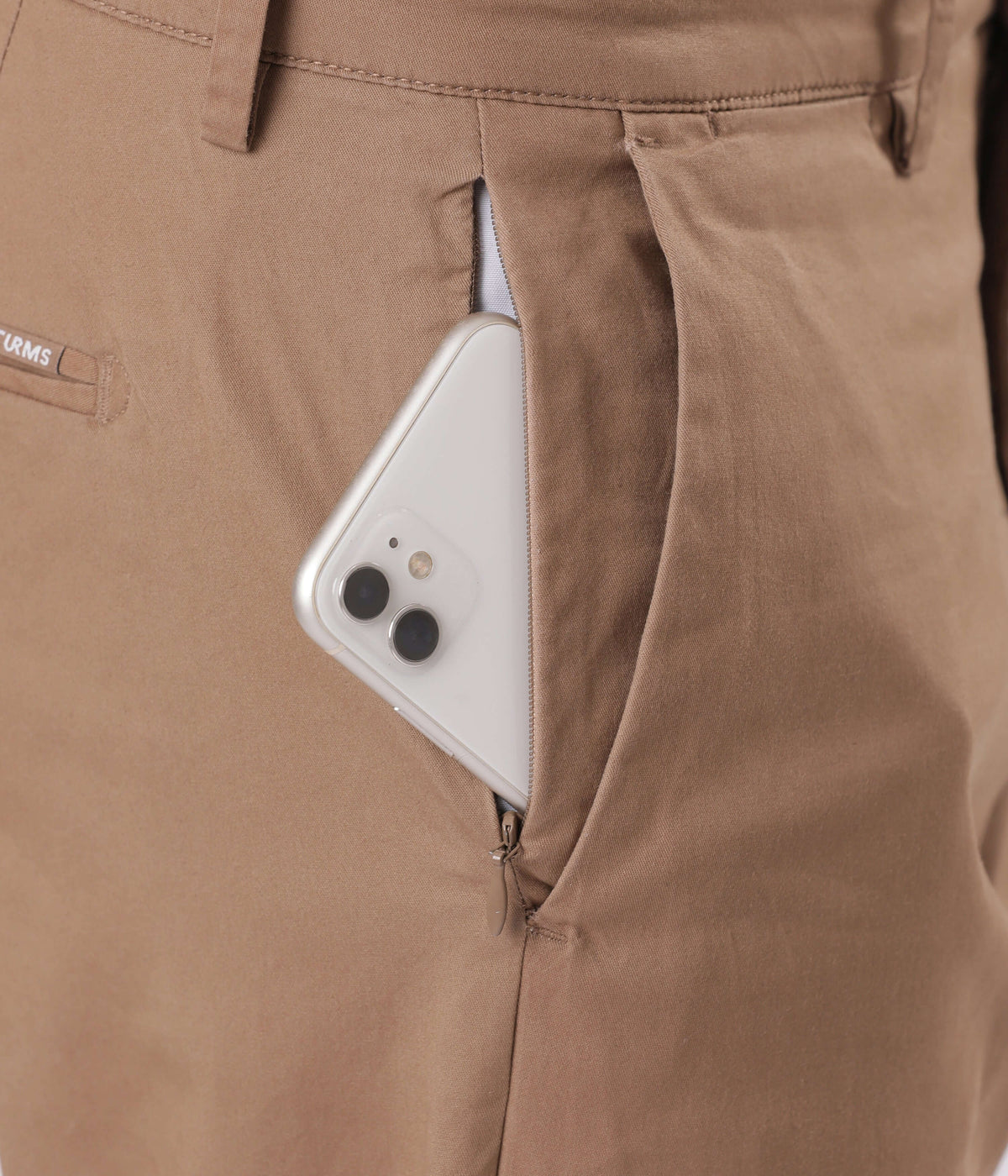 Close-up of Turms Chino pocket with smartphone, showcasing the stylish functionality of Dessert Mirage.