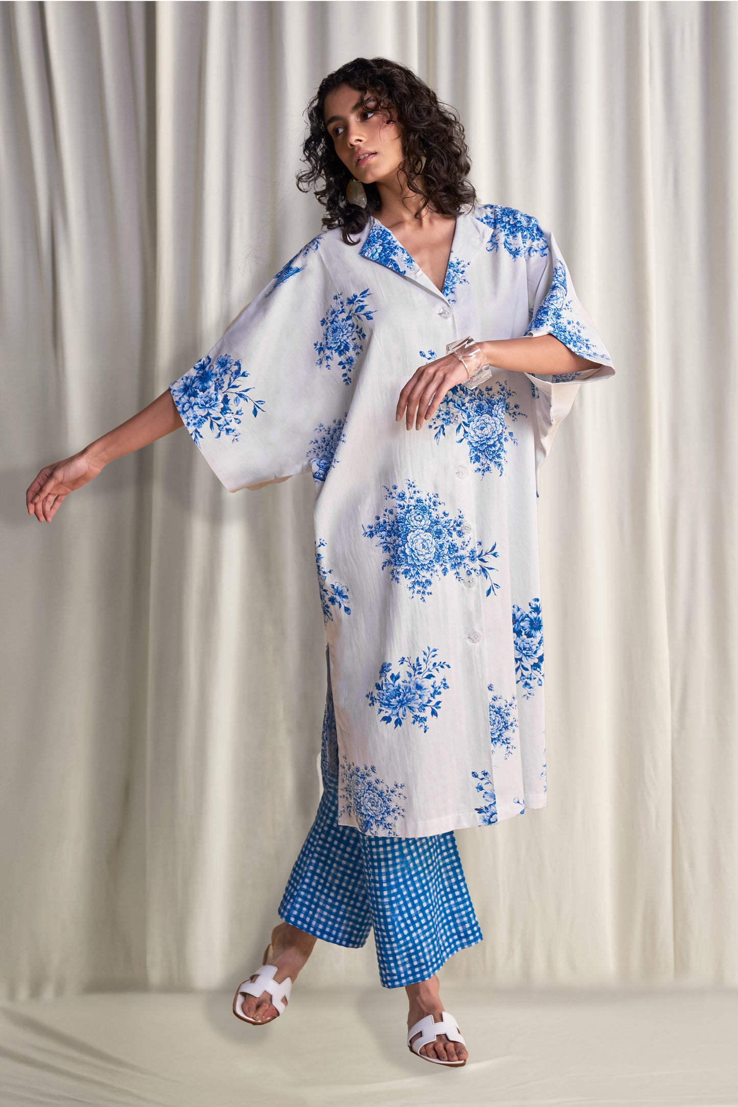 LINEN PORCELAIN MOTIF PRINT LONGLINE SHIRT