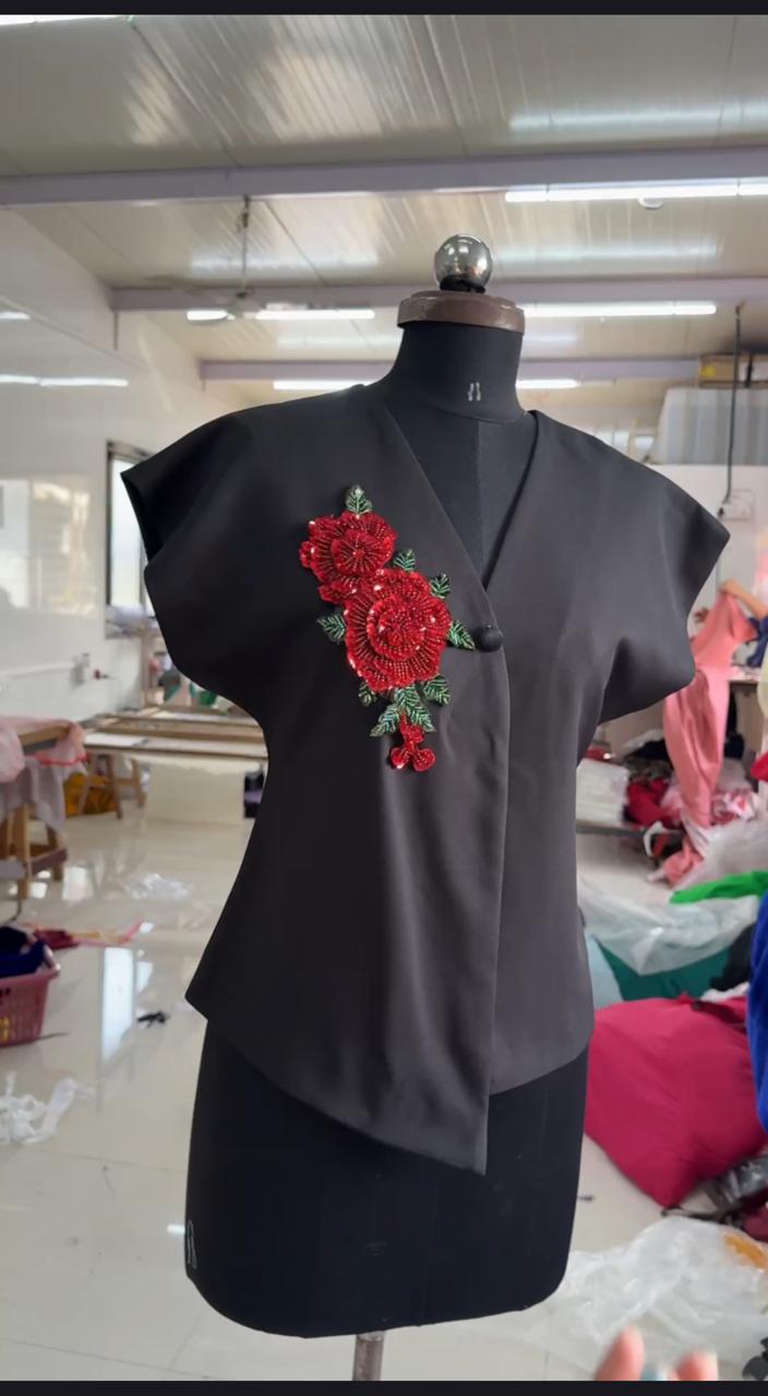 FLOWER EMBROIDERY PATCH TOP | De Novoo at Broadway