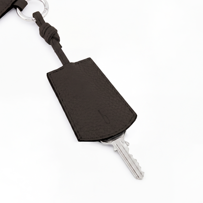 LARRY KEYCHAIN PEBBLE DARK BROWN