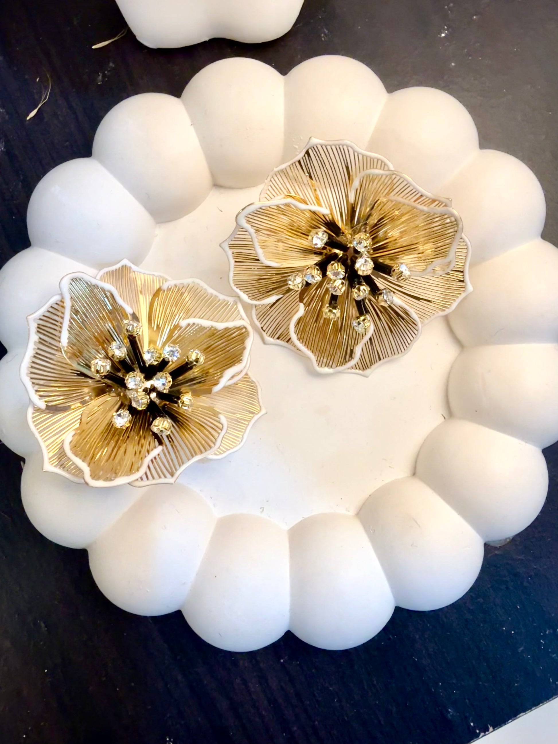 LEEYA METAL FLOWER STUDS | De Novoo at Broadway