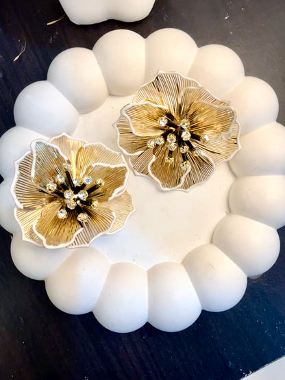 LEEYA METAL FLOWER STUDS | De Novoo at Broadway