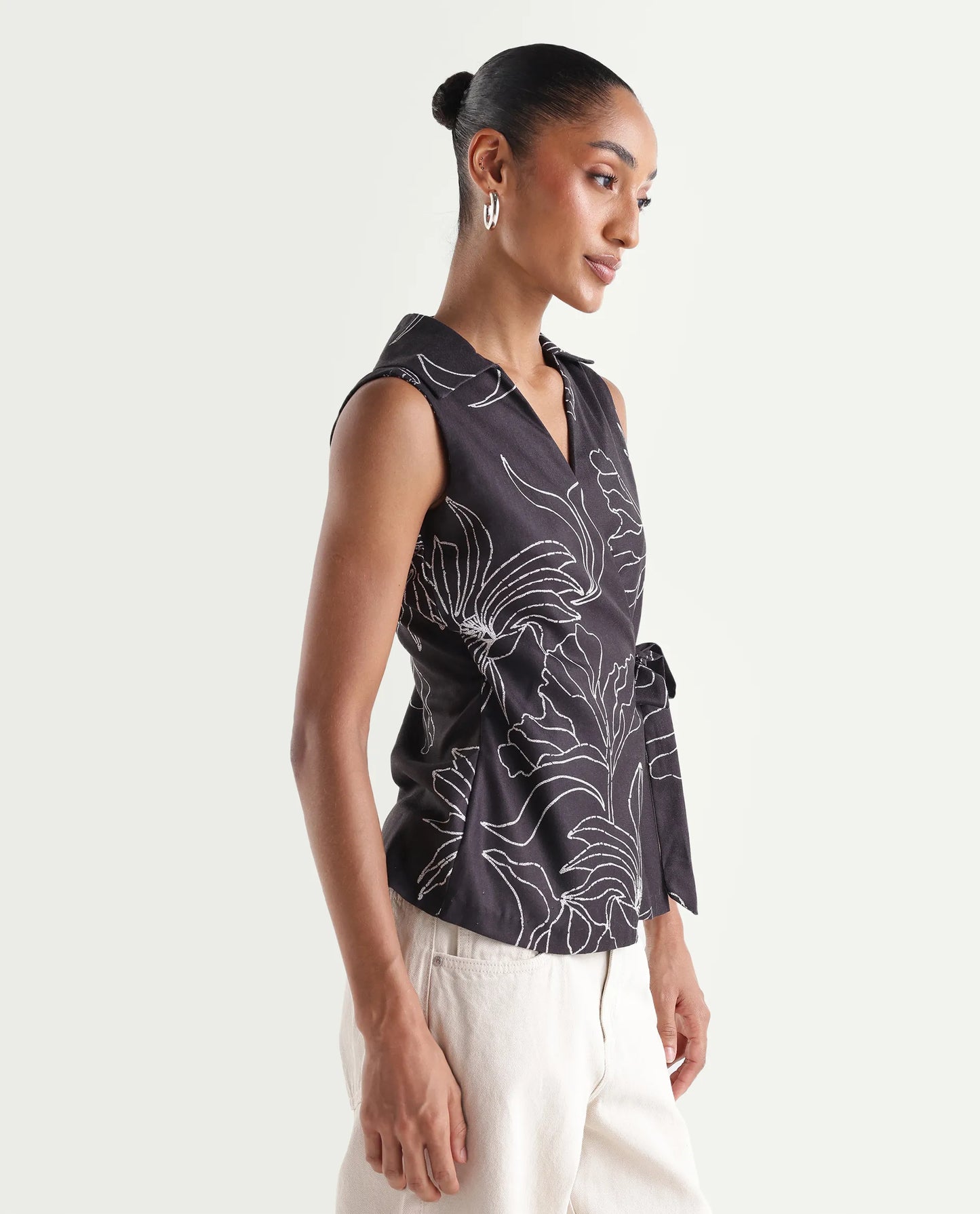 Rareism Women's Vanfu Black Polyester Sleeveless Regular Fit Floral Print Top