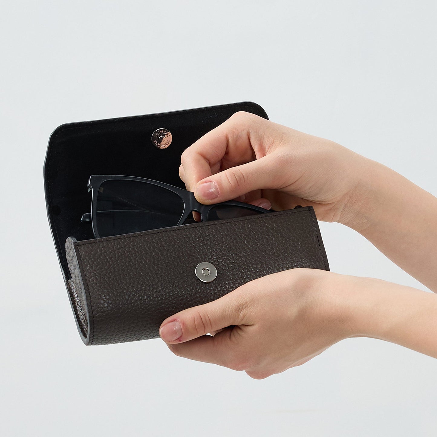 SIAN SUNGLASS CASE PEBBLE DARK BROWN