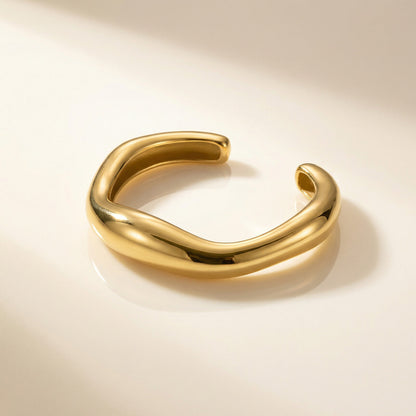 Curved Chic Gold Bracelet