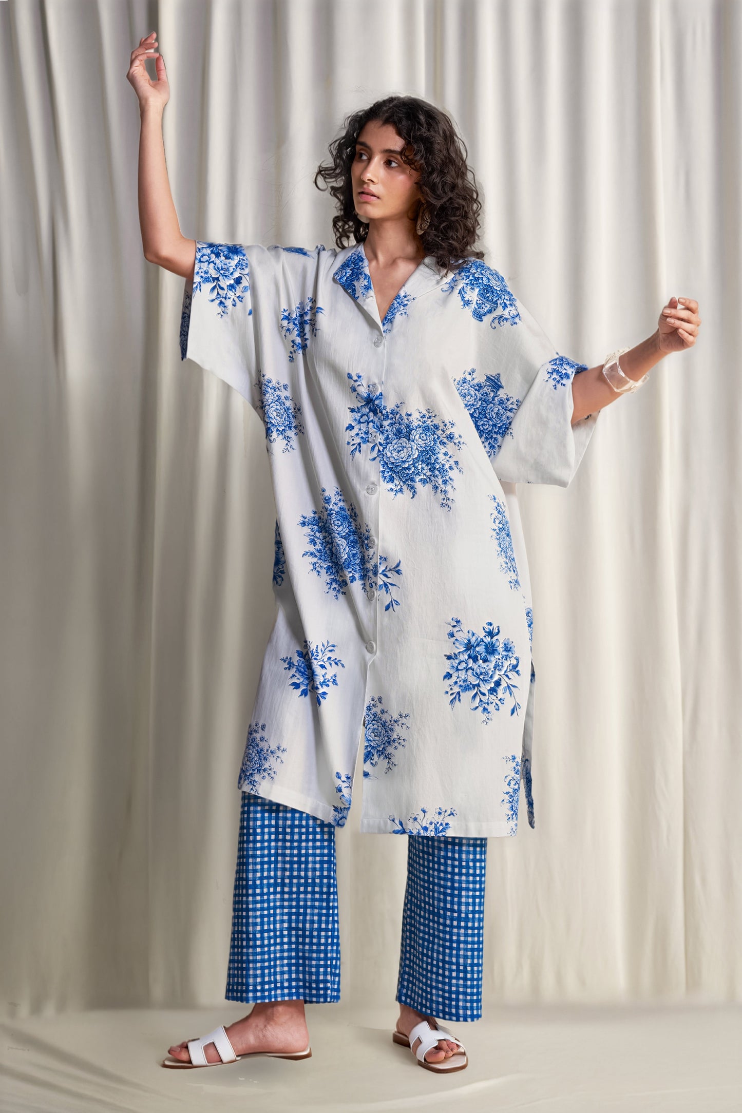 LINEN PORCELAIN MOTIF PRINT LONGLINE SHIRT