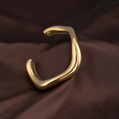 Curved Chic Gold Bracelet