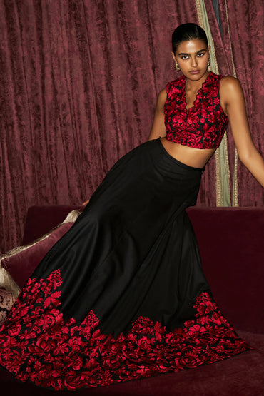 EMBROIDERED CROP TOP